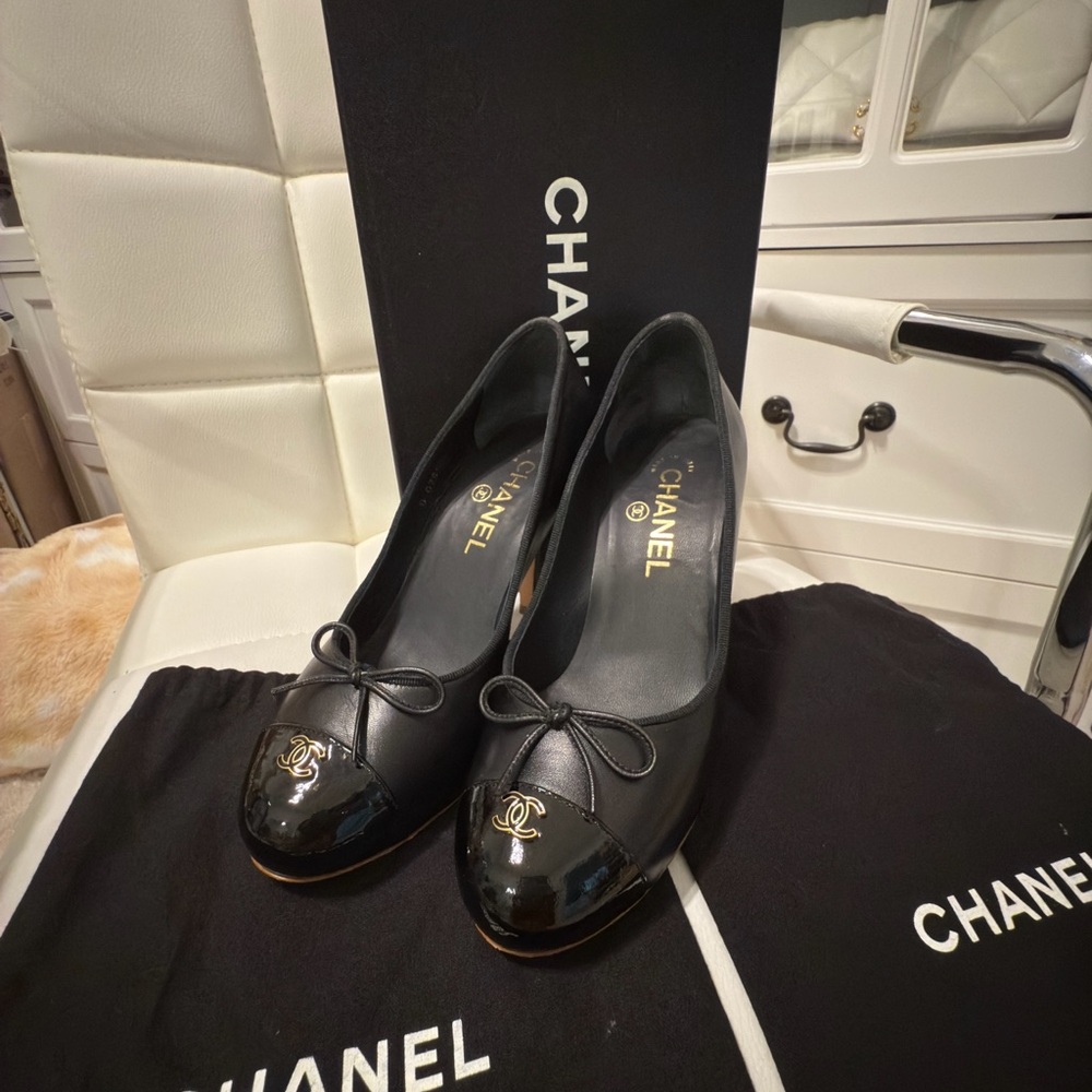 CHANEL Black Heels with Bow Accent Size 36.5